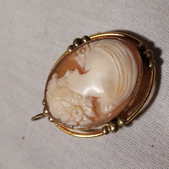 Vintage Hand Carved Shell Cameo Pendant Pin Jewelry - Vintage PR. ST. Co. 1/20 12K GF Cameo Pendant or Pin Hand Carved Shell Woman